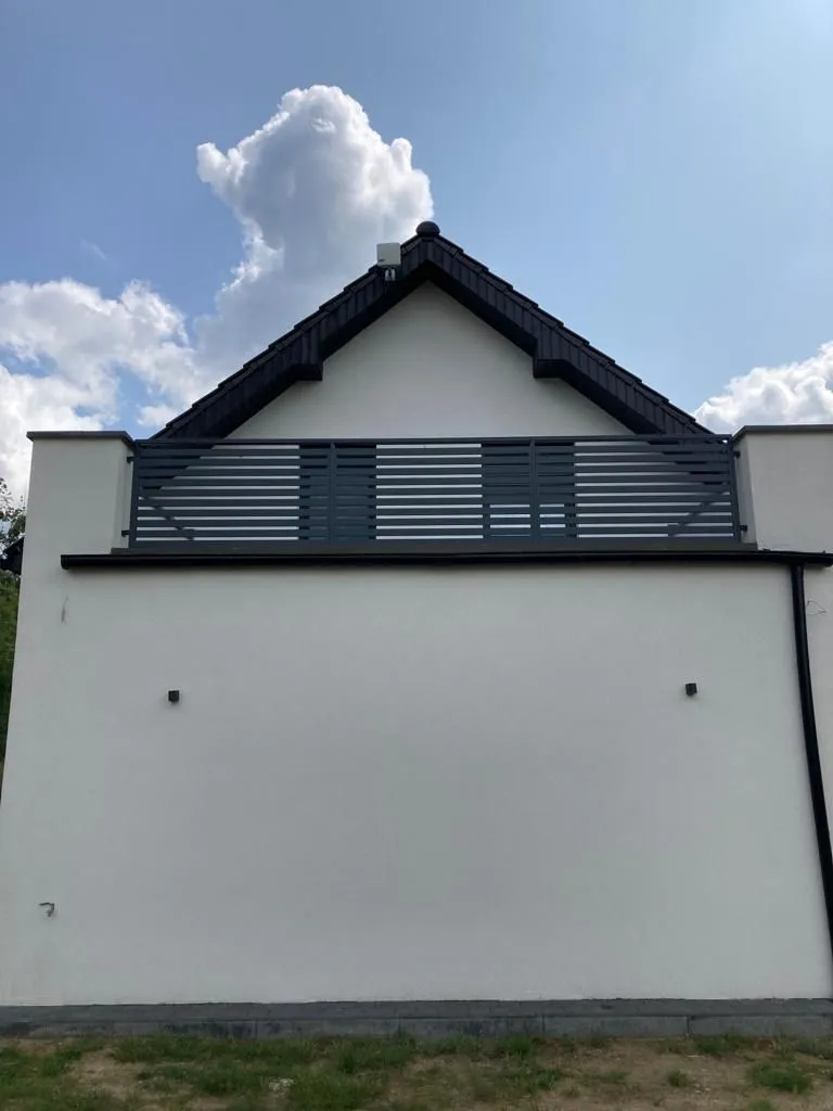 Balustrada balkonowa pozioma antracyt dom szczytowy - realizacja Gorzów Wlkp. | Stalowy Bechta