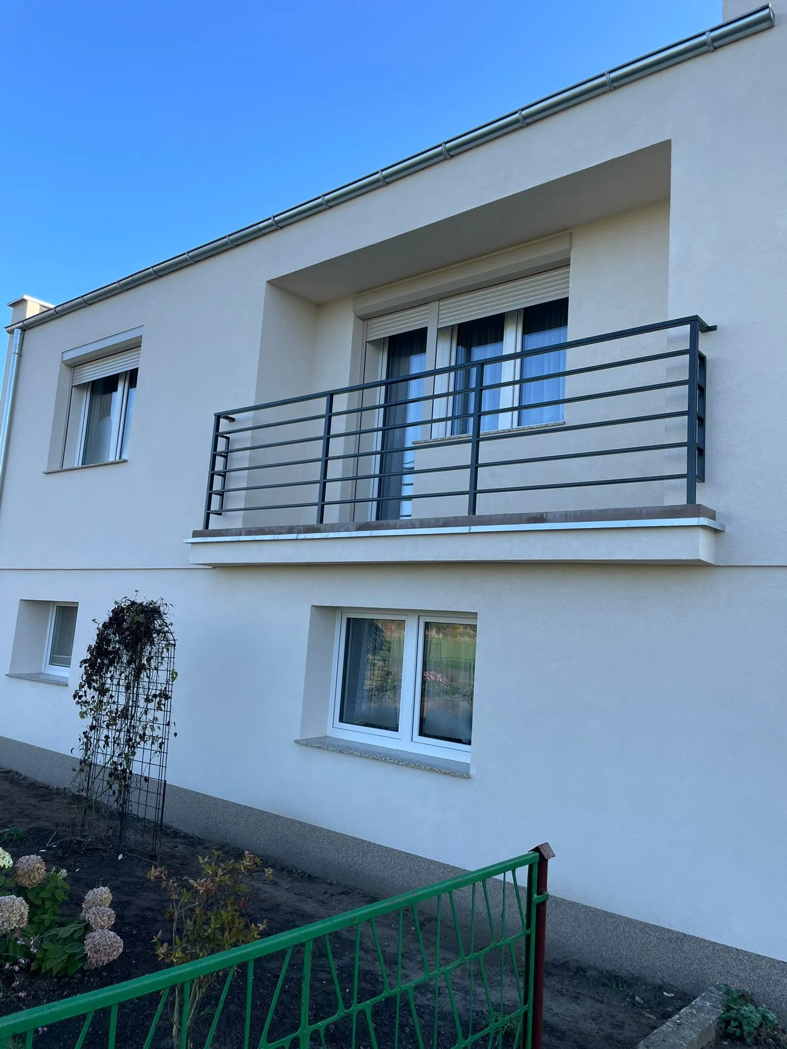 Balustrada balkonowa pozioma czarna nowoczesna stalowa - realizacja Gorzów Wlkp. | Stalowy Bechta