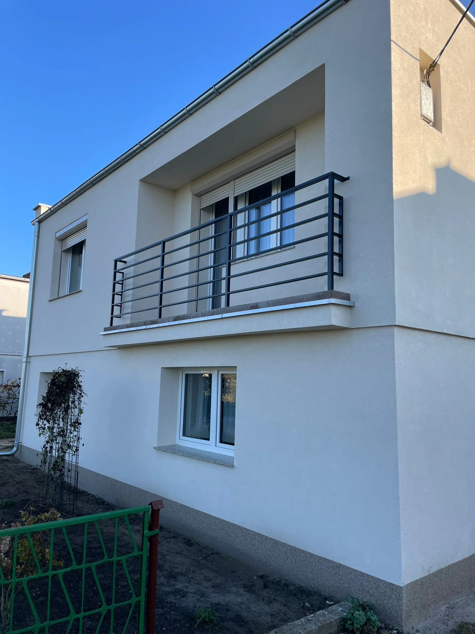 Balustrada balkonowa pozioma czarna nowoczesna widok z boku - Stalowy Bechta Gorzów