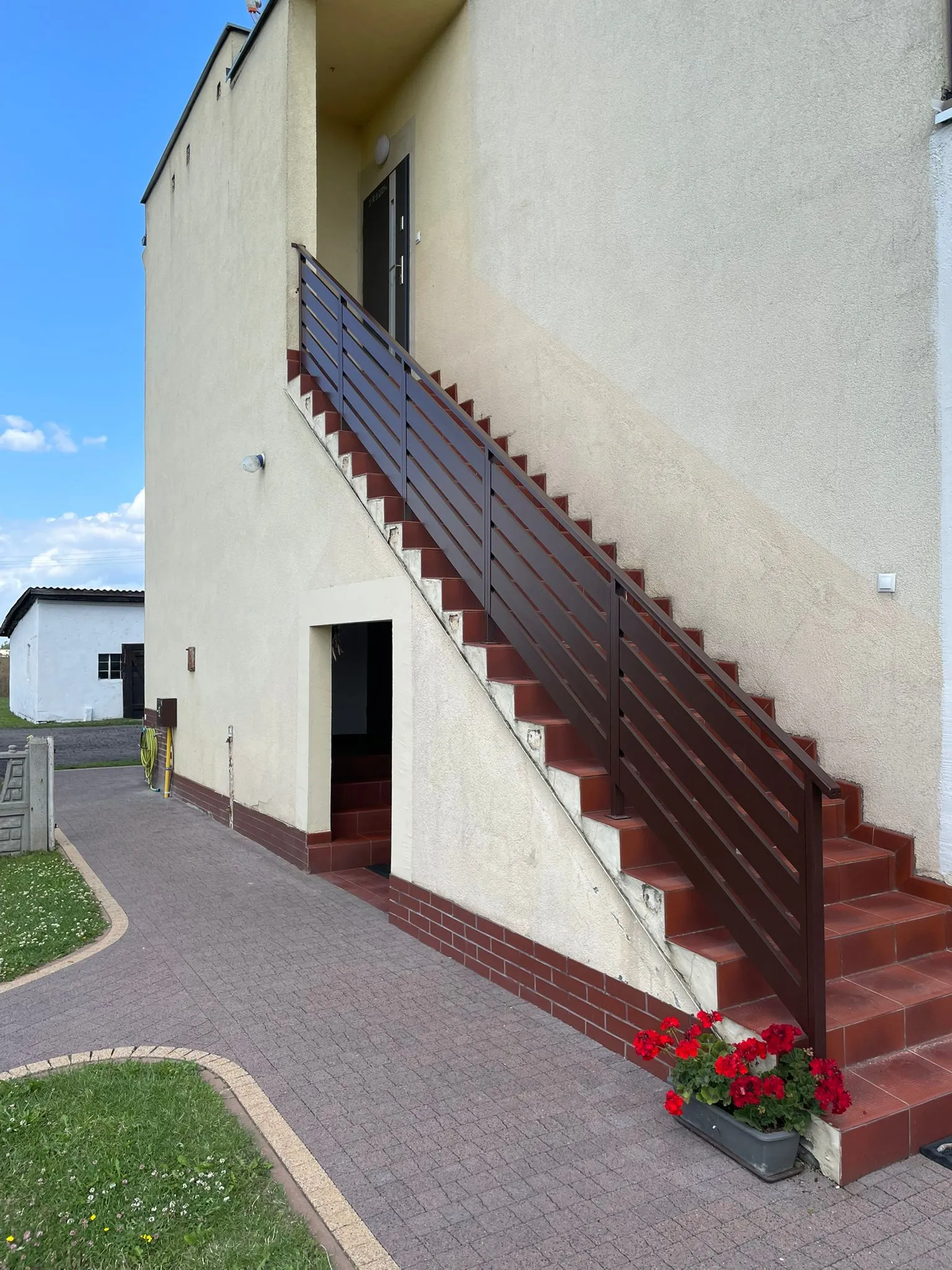 Balustrada schodowa zewnętrzna pozioma brązowa - realizacja woj. lubuskie | Stalowy Bechta