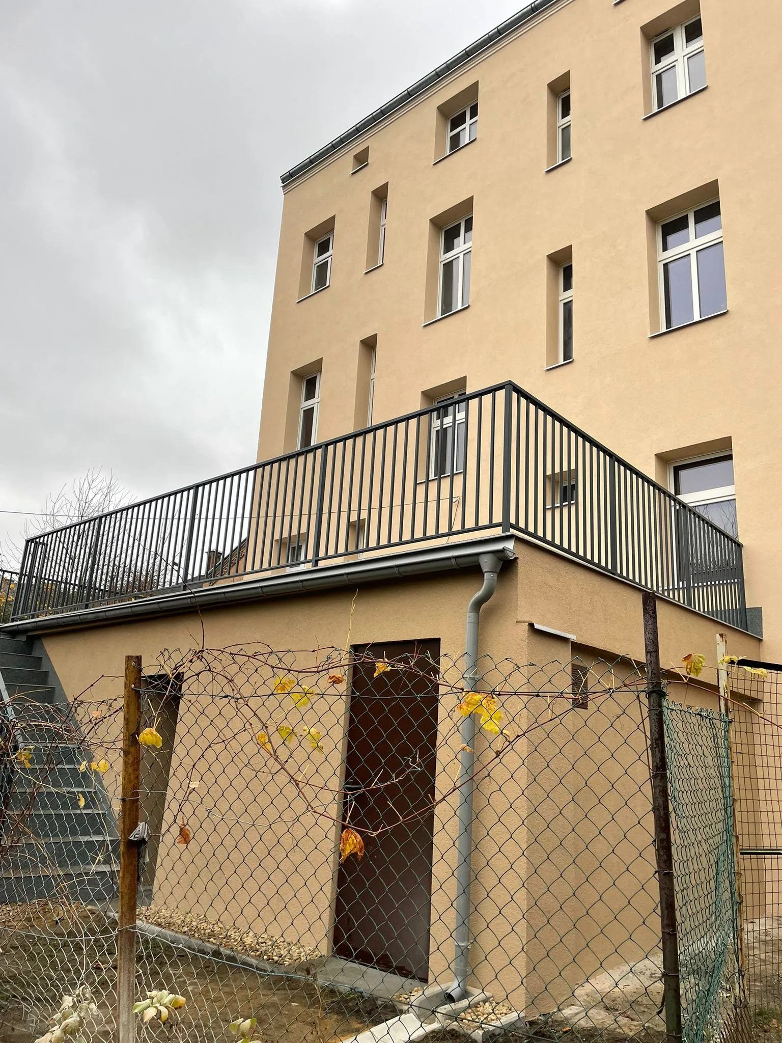 Balustrada tarasowa pionowa antracyt kamienica - realizacja Gorzów Wlkp. | Stalowy Bechta