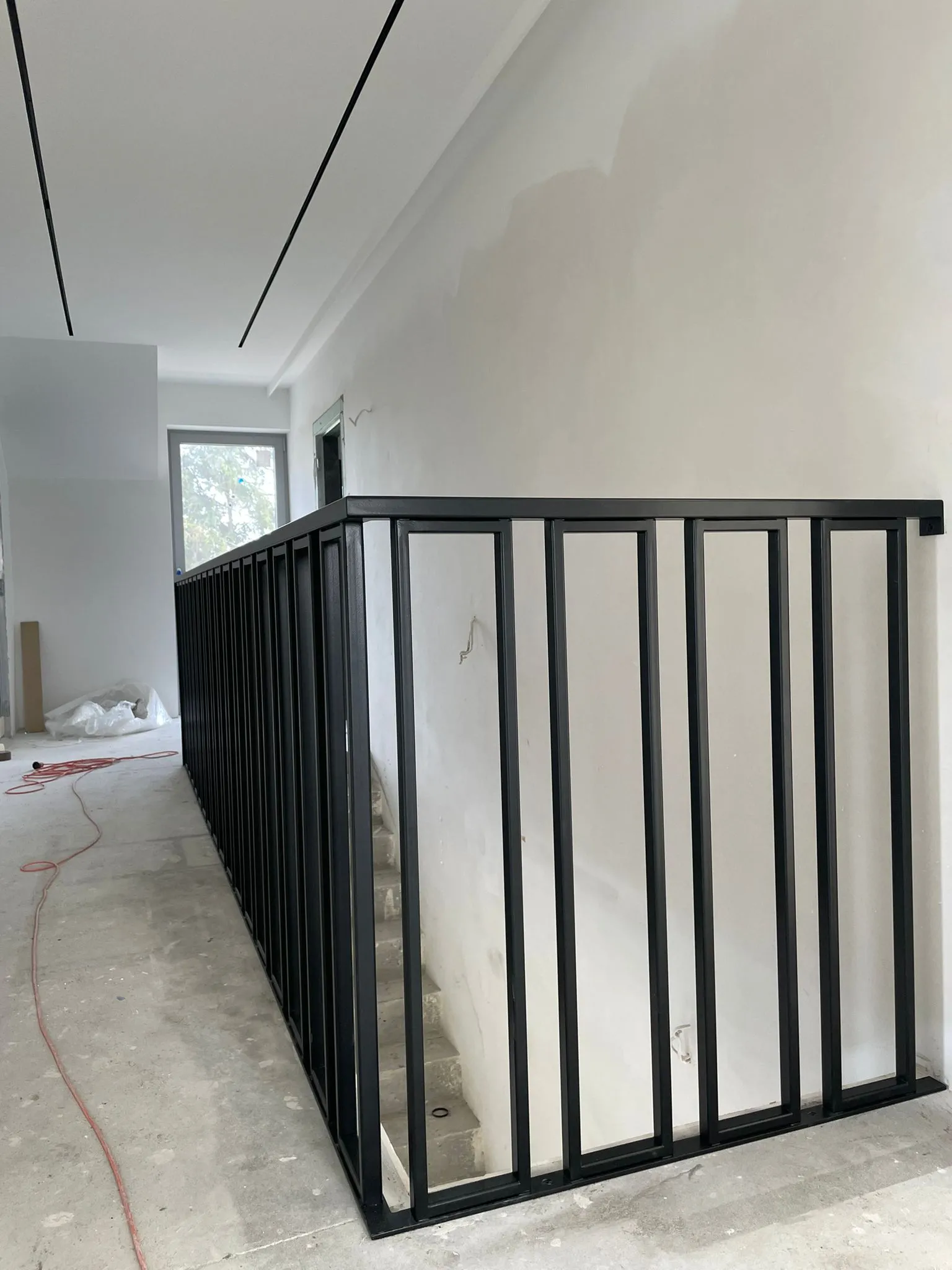 Balustrada wewnętrzna pionowa czarna antresola - realizacja Gorzów Wlkp. | Stalowy Bechta