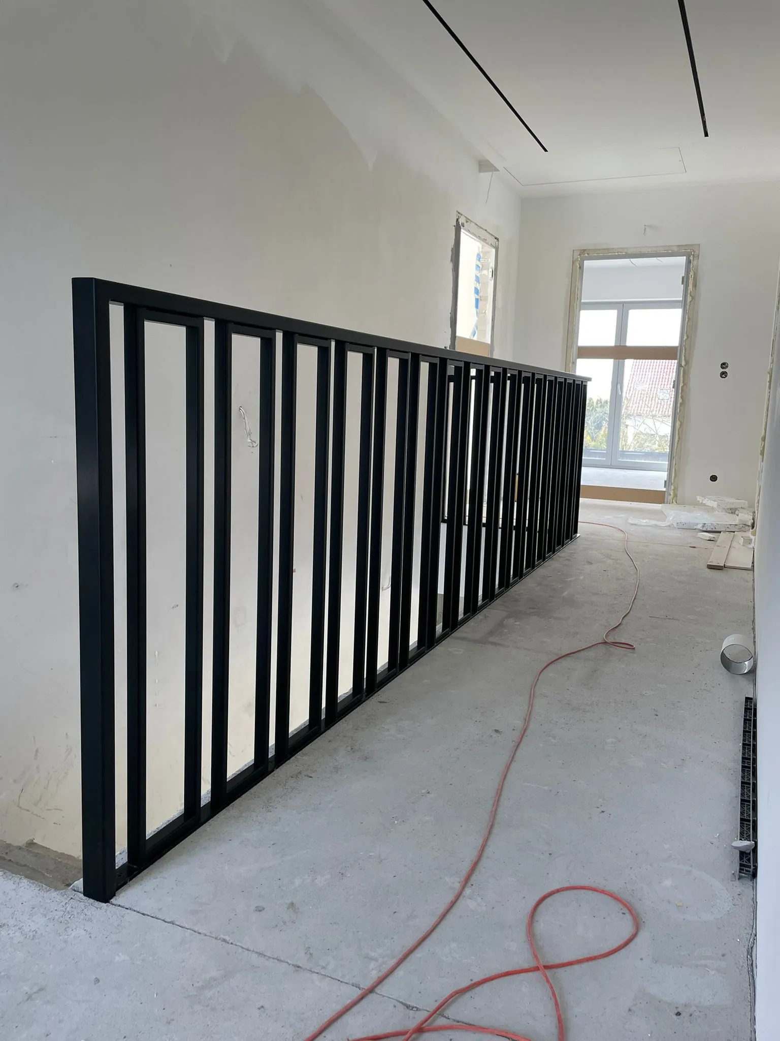 Balustrada wewnętrzna pionowa czarna antresola widok - realizacja Gorzów Wlkp. | Stalowy Bechta