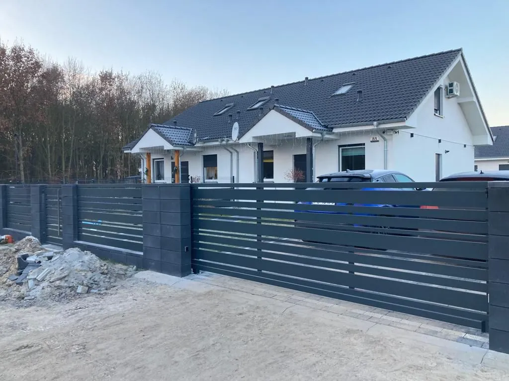 Brama z ogrodzeniem poziomym antracyt widok frontowy - realizacja okolice Gorzowa | Stalowy Bechta