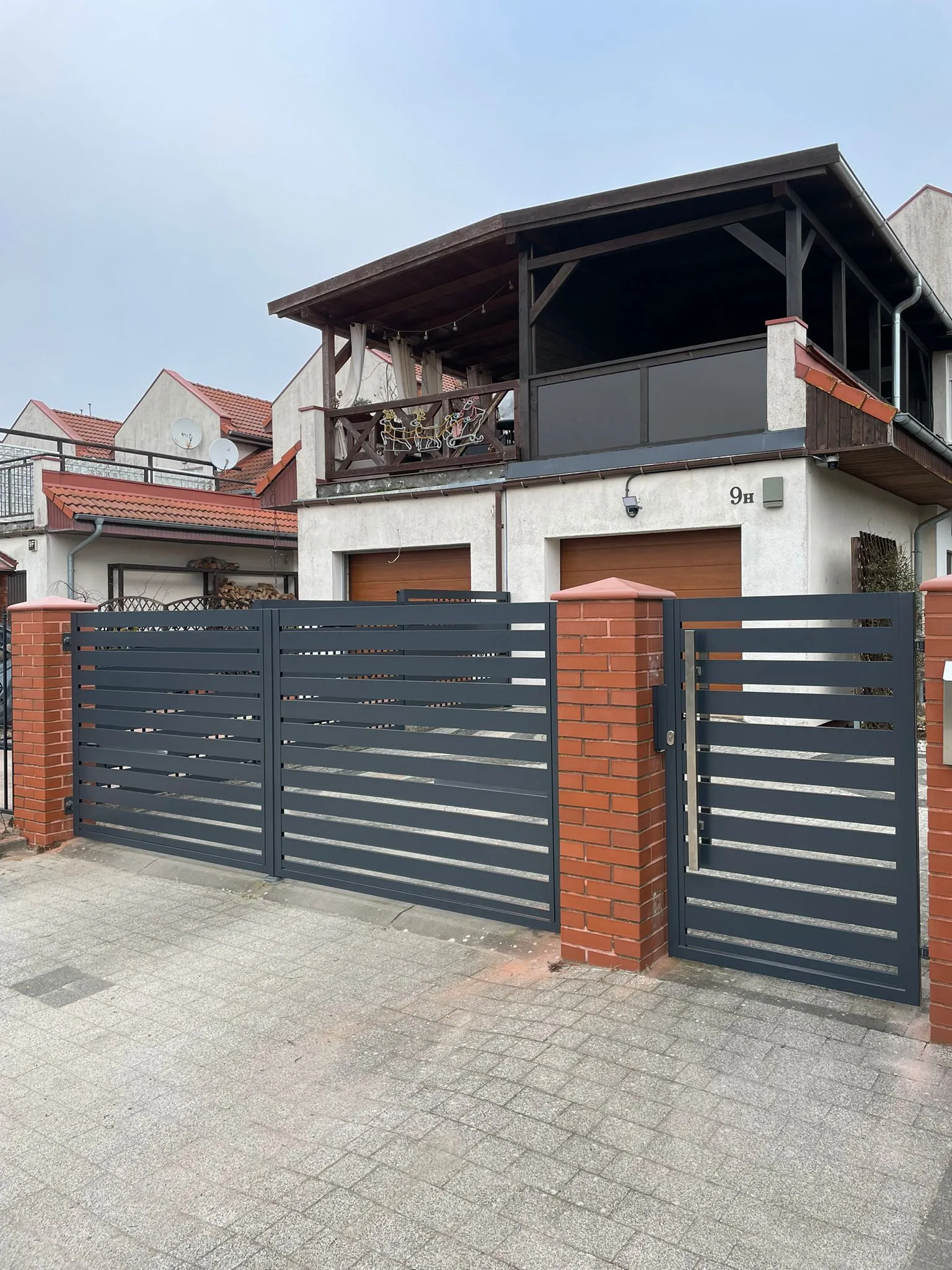 Brama przesuwna pozioma antracyt przy słupkach ceglanych - realizacja woj. lubuskie | Stalowy Bechta