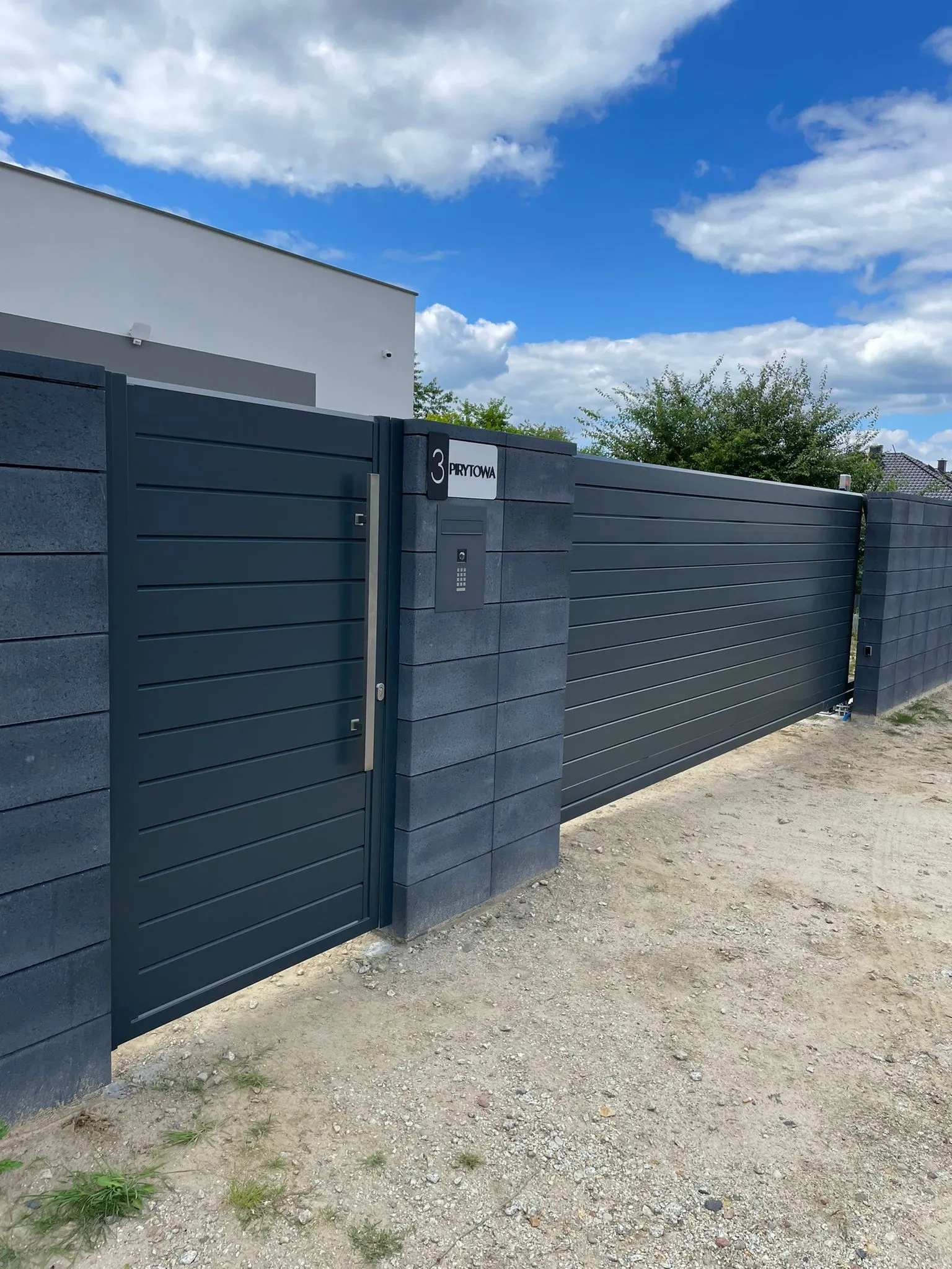 Brama panelowa antracyt z furtką i domofonem - realizacja Gorzów Wlkp. | Stalowy Bechta