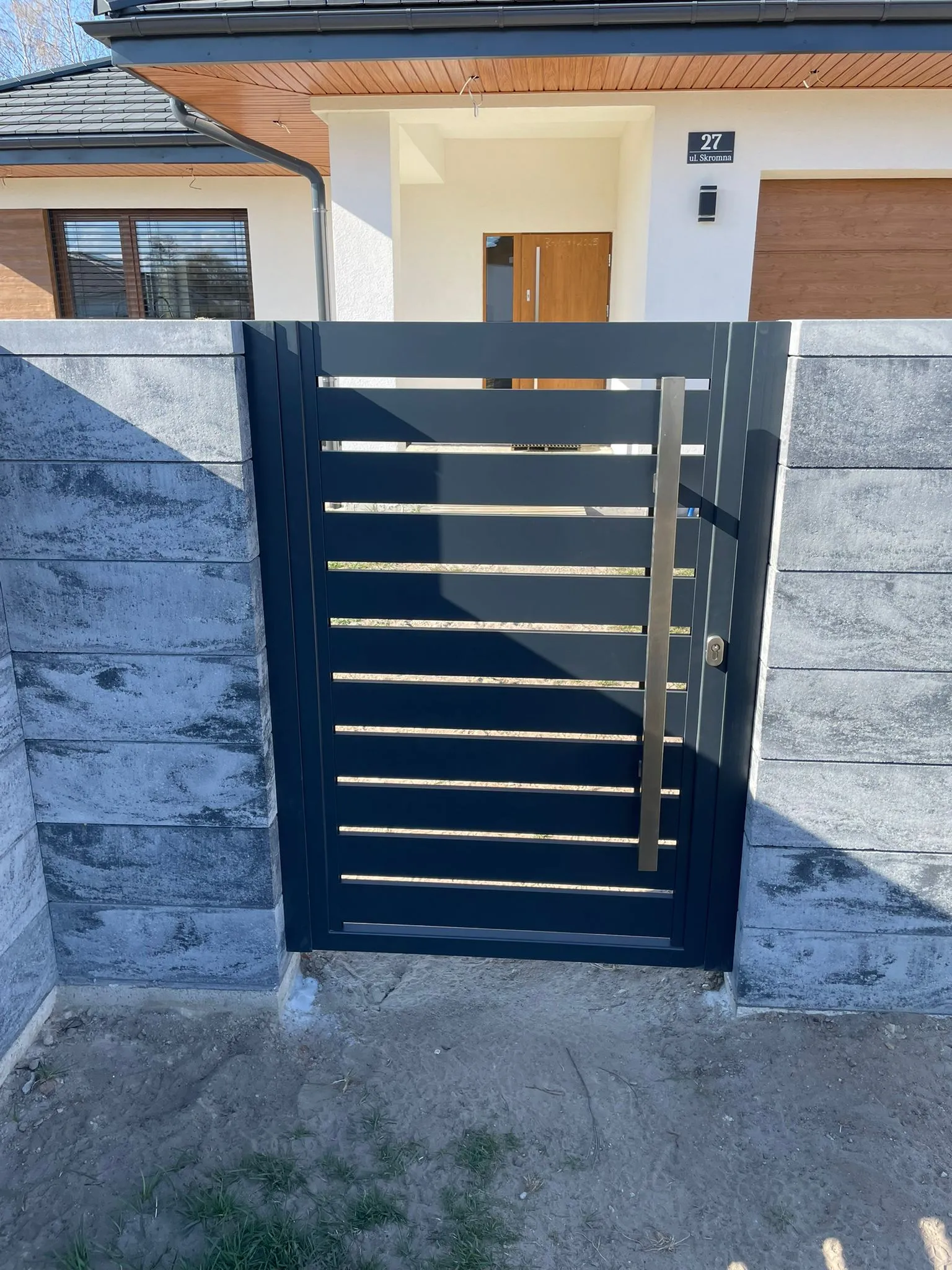 Brama przesuwna panelowa antracyt automatyczna - realizacja woj. lubuskie | Stalowy Bechta