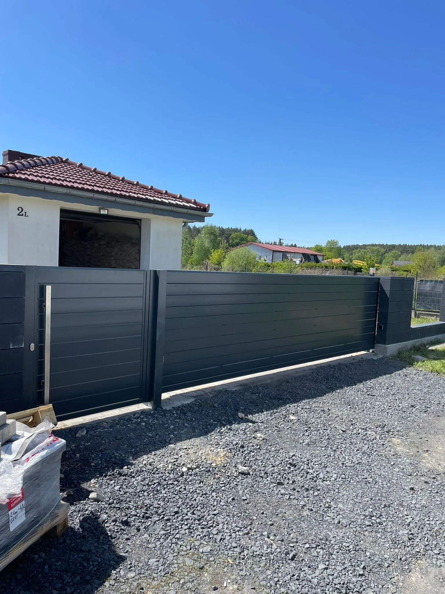 Brama przesuwna panelowa antracyt z furtką - montaż woj. lubuskie | Stalowy Bechta