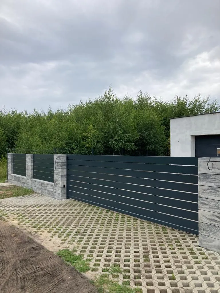 Brama przesuwna pozioma antracyt z przęsłami betonowymi - montaż Gorzów Wlkp. | Stalowy Bechta