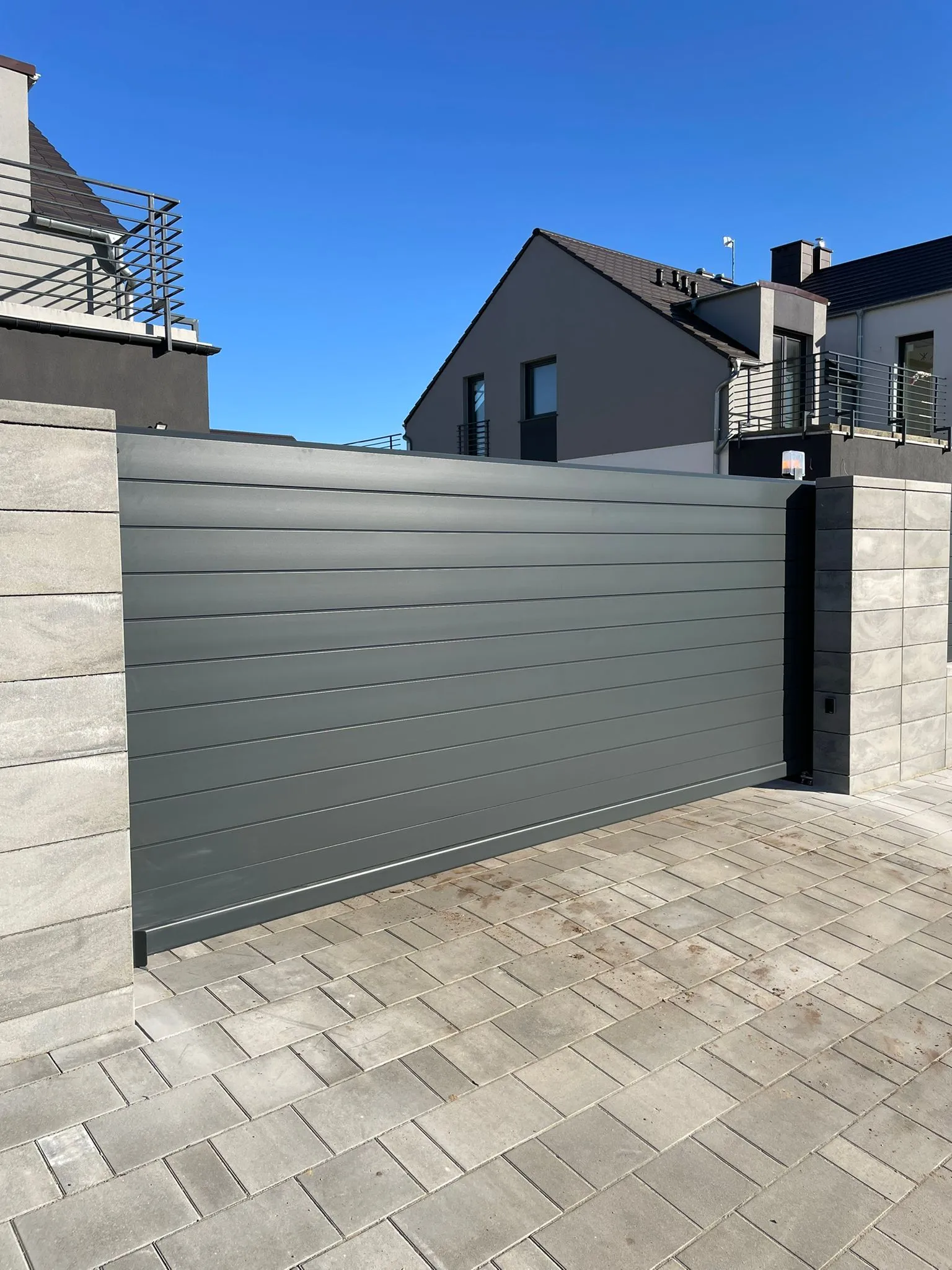 Brama przesuwna pozioma antracyt słupki betonowe - montaż Gorzów Wlkp. | Stalowy Bechta