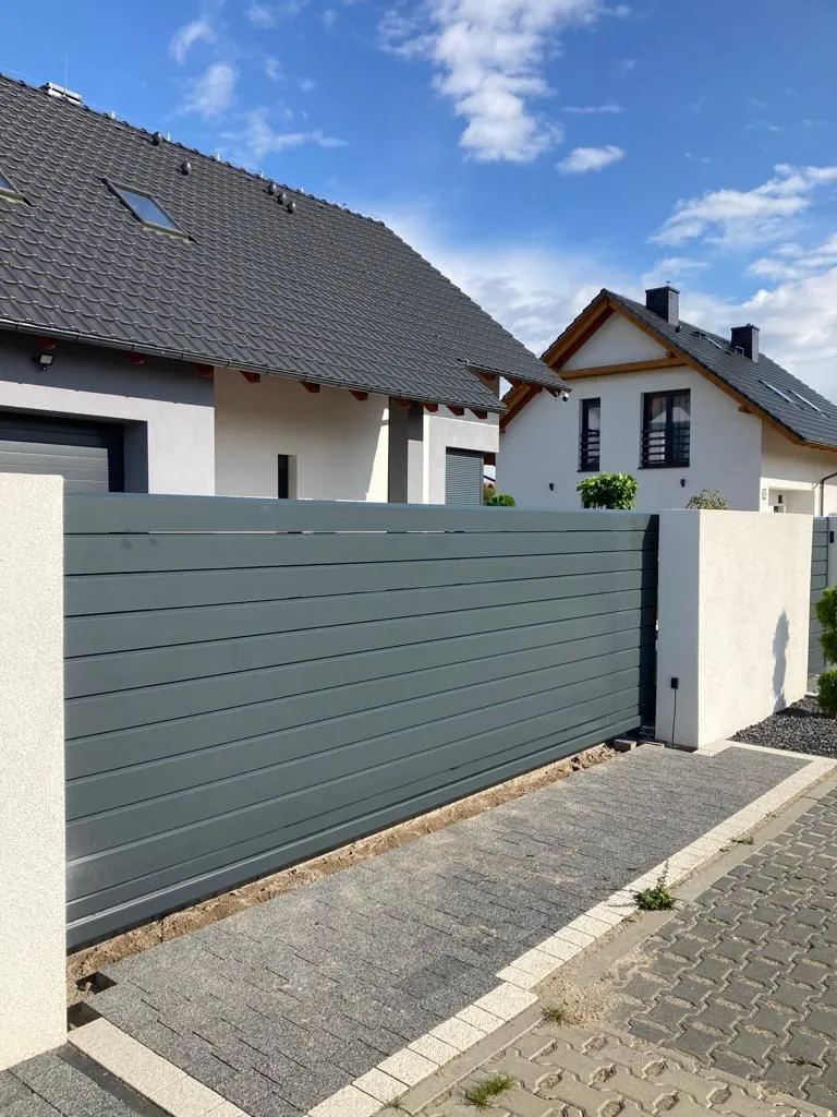 Brama przesuwna pozioma antracyt słupki tynkowane - realizacja woj. lubuskie | Stalowy Bechta