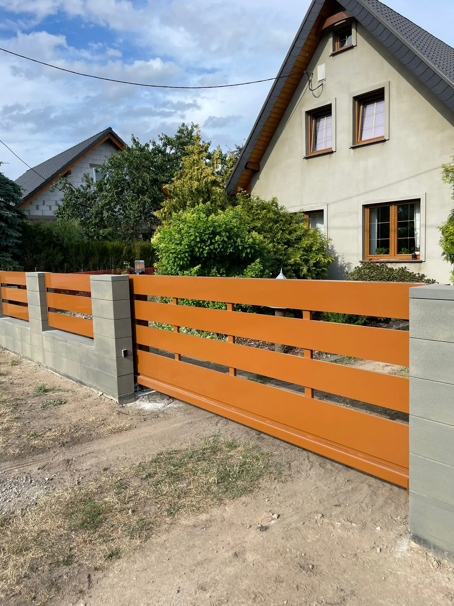 Brama przesuwna pomarańczowa z ogrodzeniem stalowym - realizacja woj. lubuskie | Stalowy Bechta