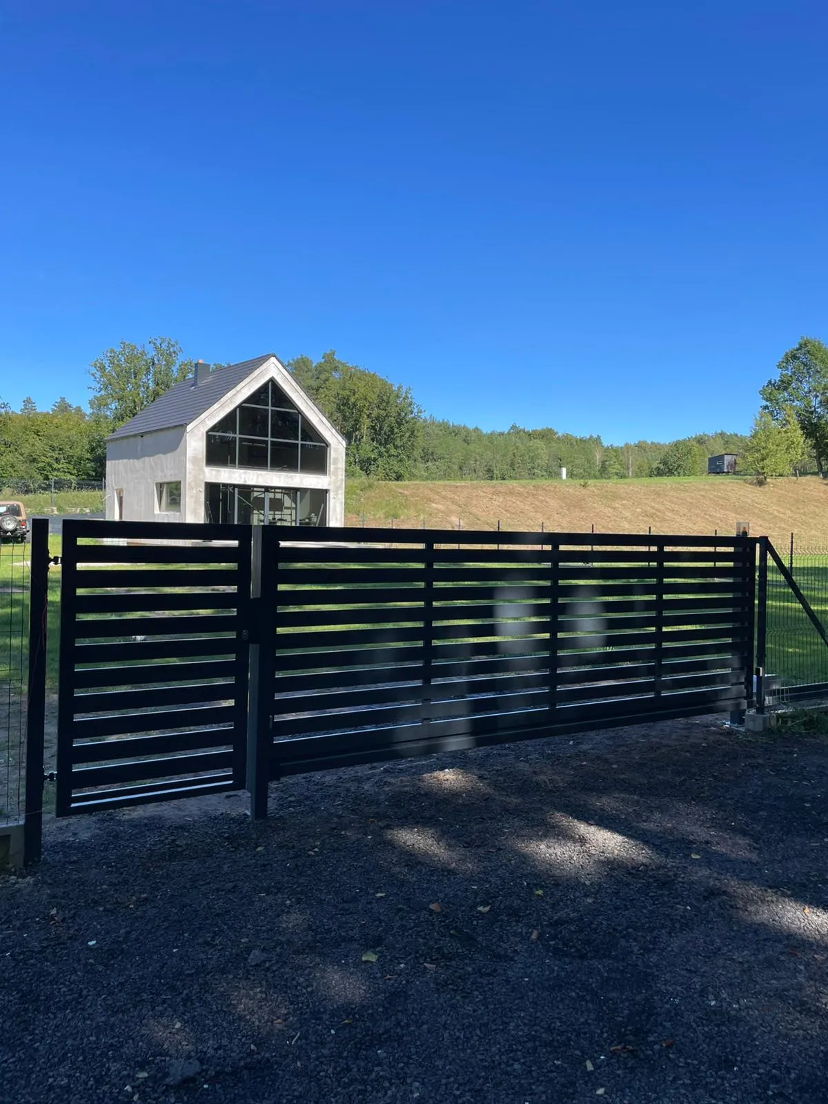 Brama wjazdowa pozioma czarna z furtką stalową - realizacja okolice Gorzowa | Stalowy Bechta