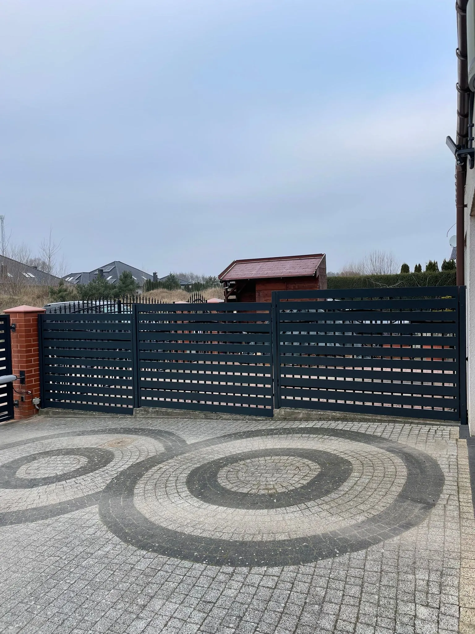 Furtka stalowa pozioma antracyt ze słupkami betonowymi - realizacja Gorzów Wlkp. | Stalowy Bechta