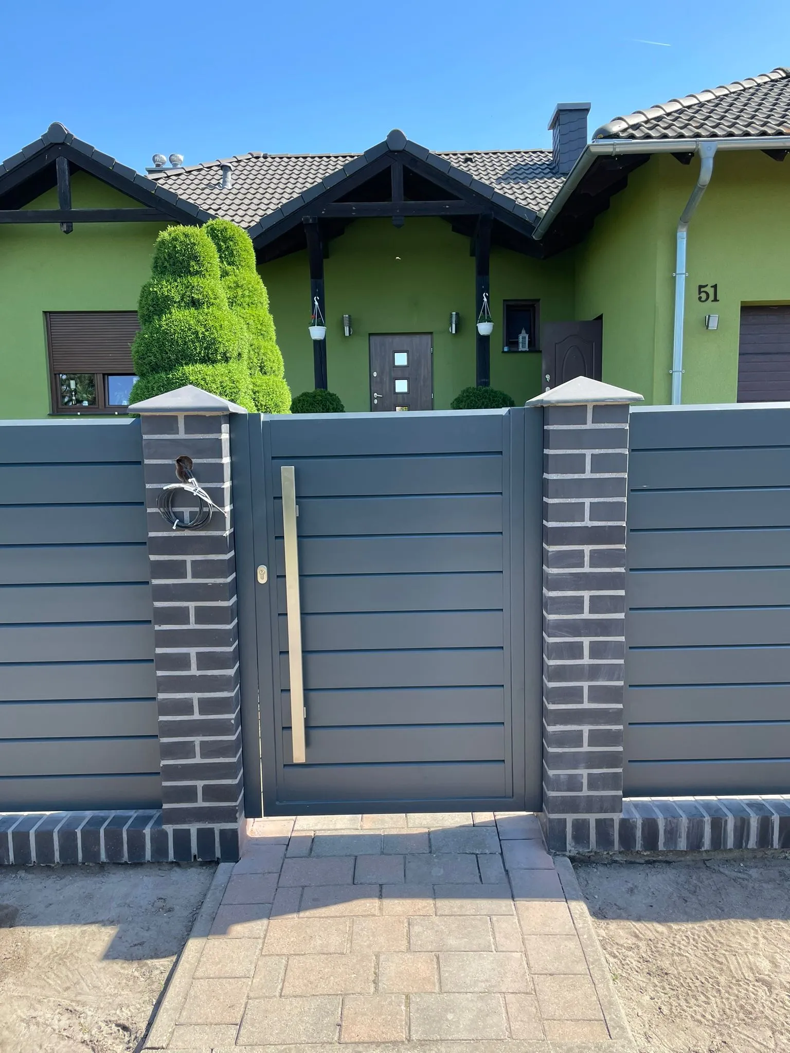 Furtka stalowa pozioma antracyt słupki klinkierowe - realizacja Gorzów Wlkp. | Stalowy Bechta