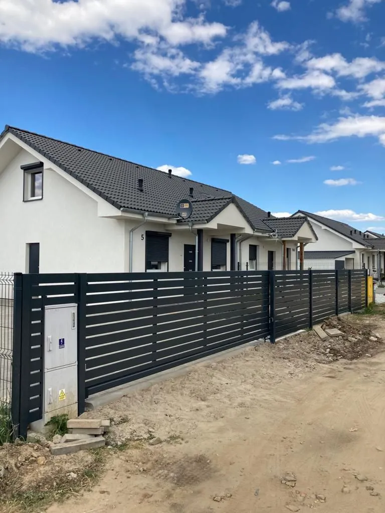 Ogrodzenie osiedlowe poziome antracyt RAL 7016 - realizacja osiedle Gorzów Wlkp. | Stalowy Bechta