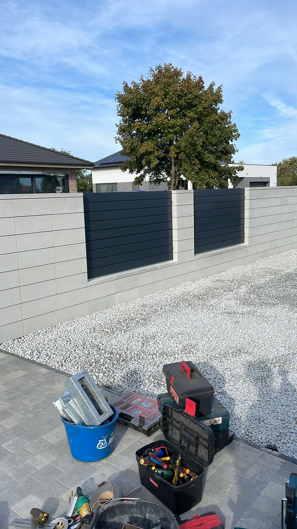 Ogrodzenie panelowe poziome antracyt w murze betonowym - realizacja Gorzów Wlkp. | Stalowy Bechta