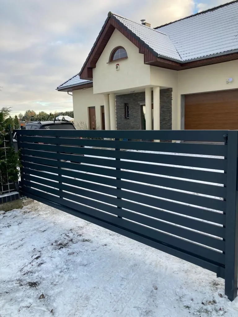Ogrodzenie poziome antracyt z przesłonami stalowymi - realizacja okolice Gorzowa | Stalowy Bechta