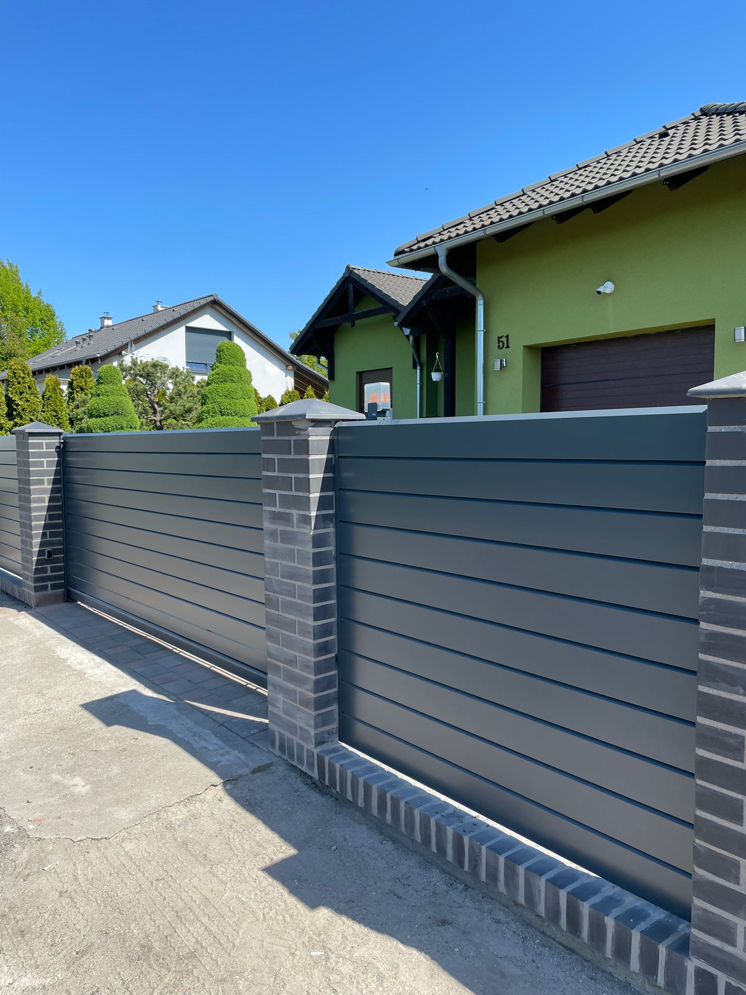 Ogrodzenie poziome antracyt ze słupkami klinkierowymi | Stalowy Bechta