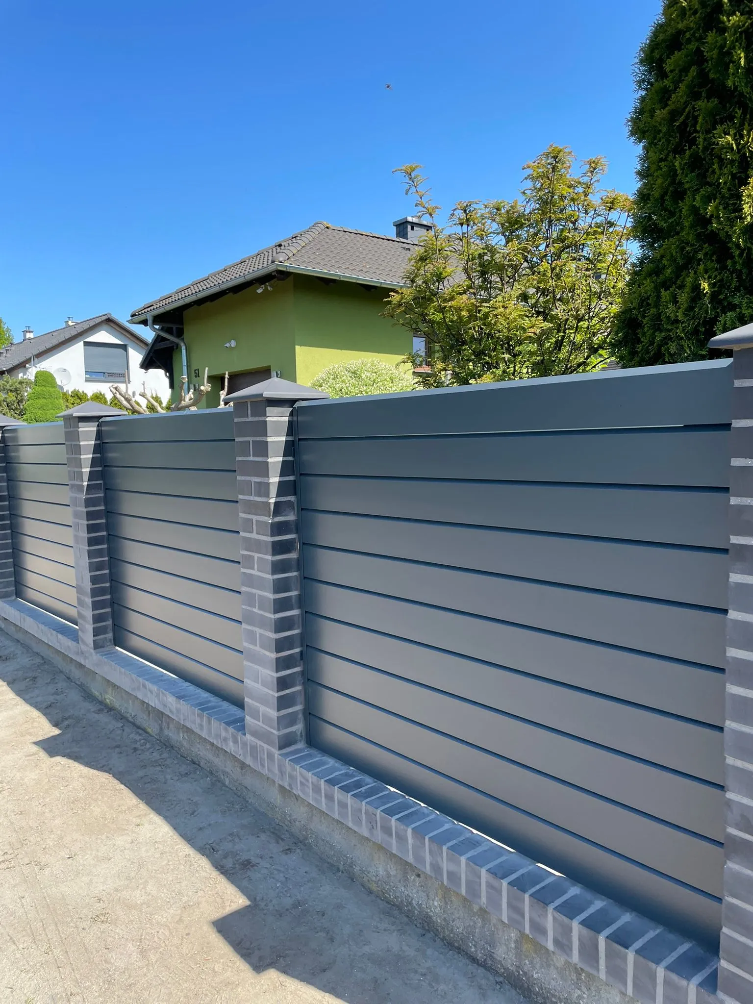 Ogrodzenie poziome antracyt słupki klinkierowe zbliżenie - montaż Gorzów Wlkp. | Stalowy Bechta