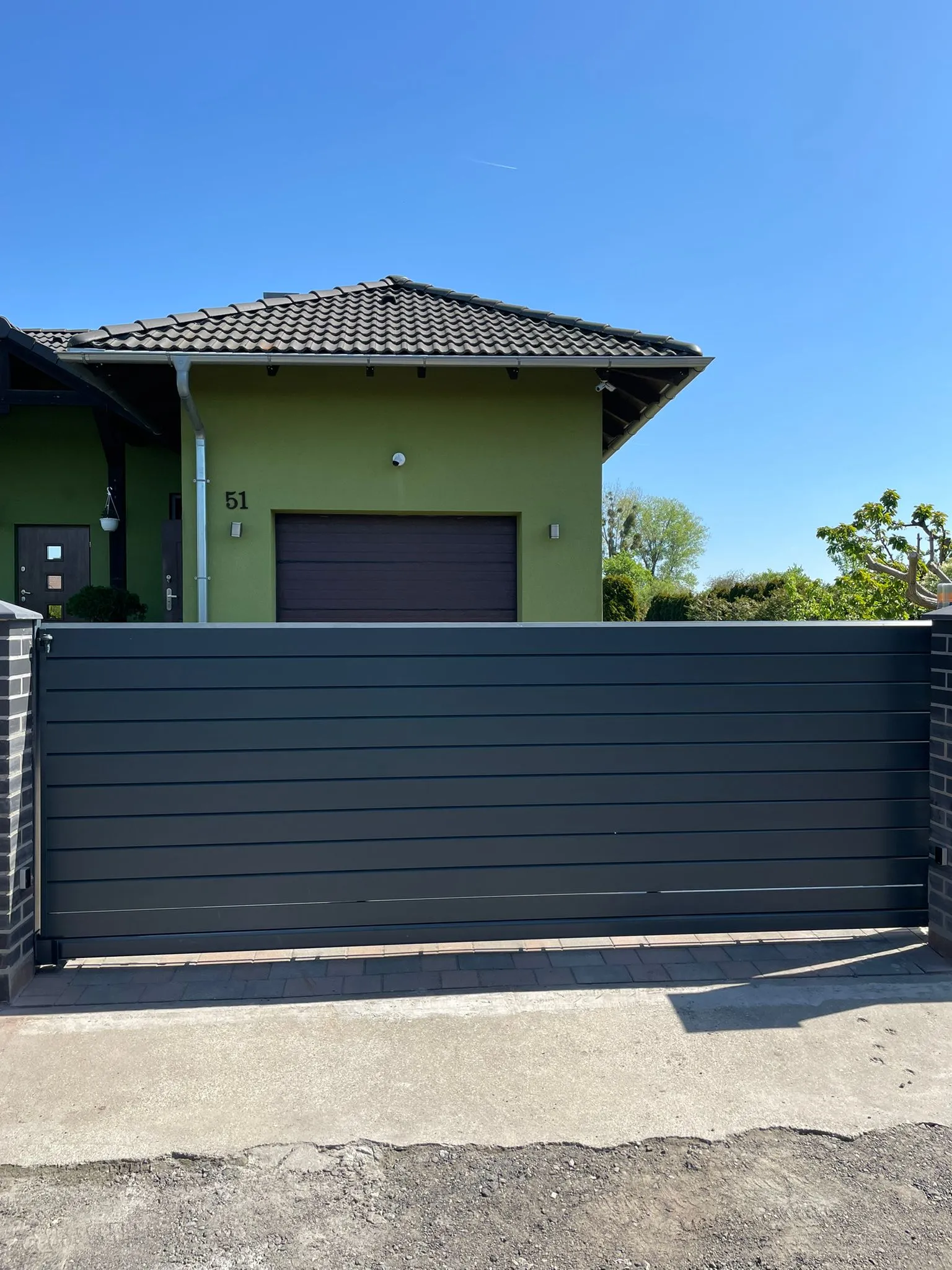 Ogrodzenie poziome antracyt zabudowa detal montażu - Stalowy Bechta Gorzów Wlkp.