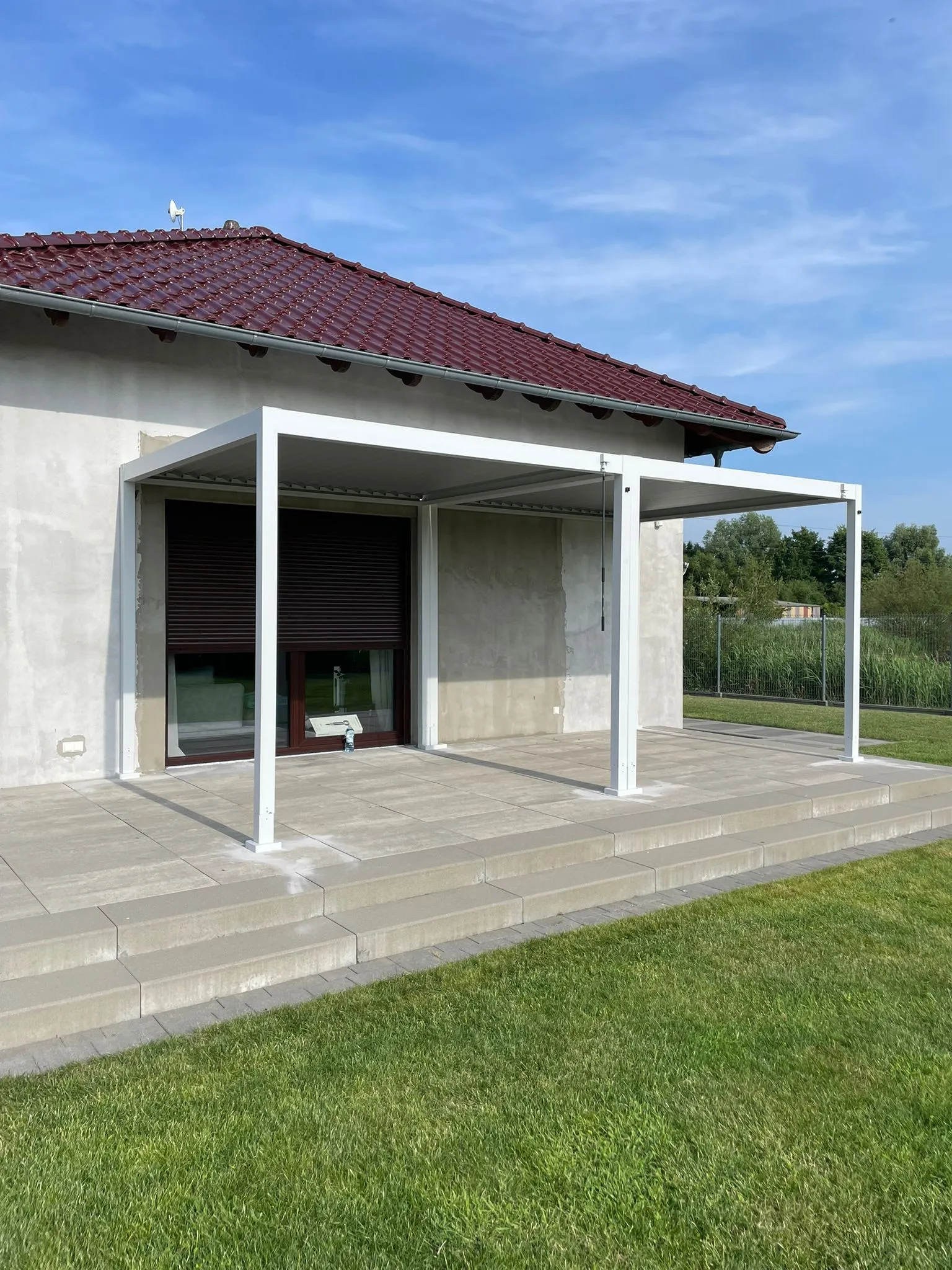 Pergola tarasowa stalowa biała przy domu - realizacja okolice Gorzowa | Stalowy Bechta