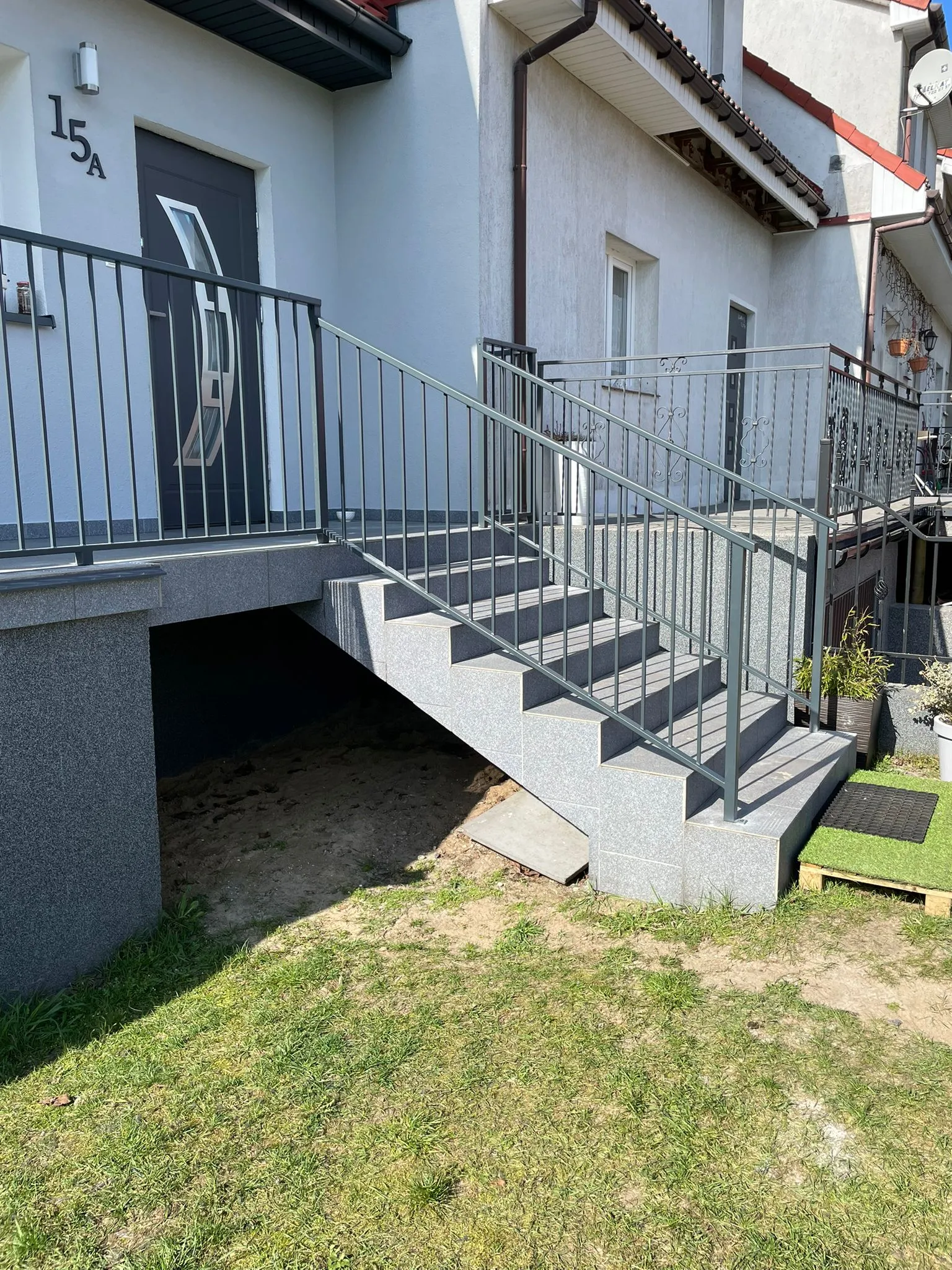 Poręcz schodowa zewnętrzna pionowa szara - montaż okolice Gorzowa | Stalowy Bechta