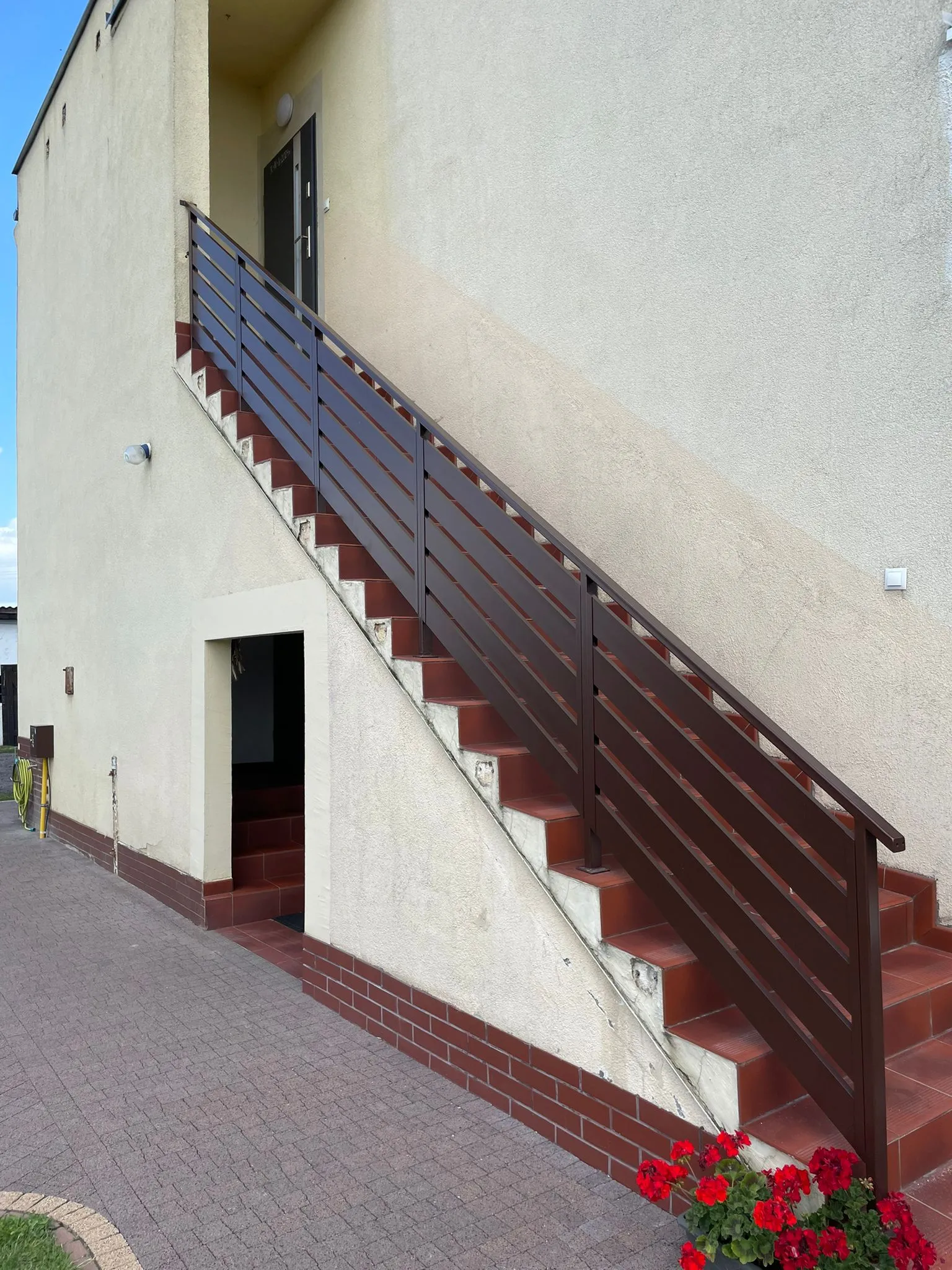 Poręcz schodowa zewnętrzna pozioma brązowa stalowa - montaż woj. lubuskie | Stalowy Bechta