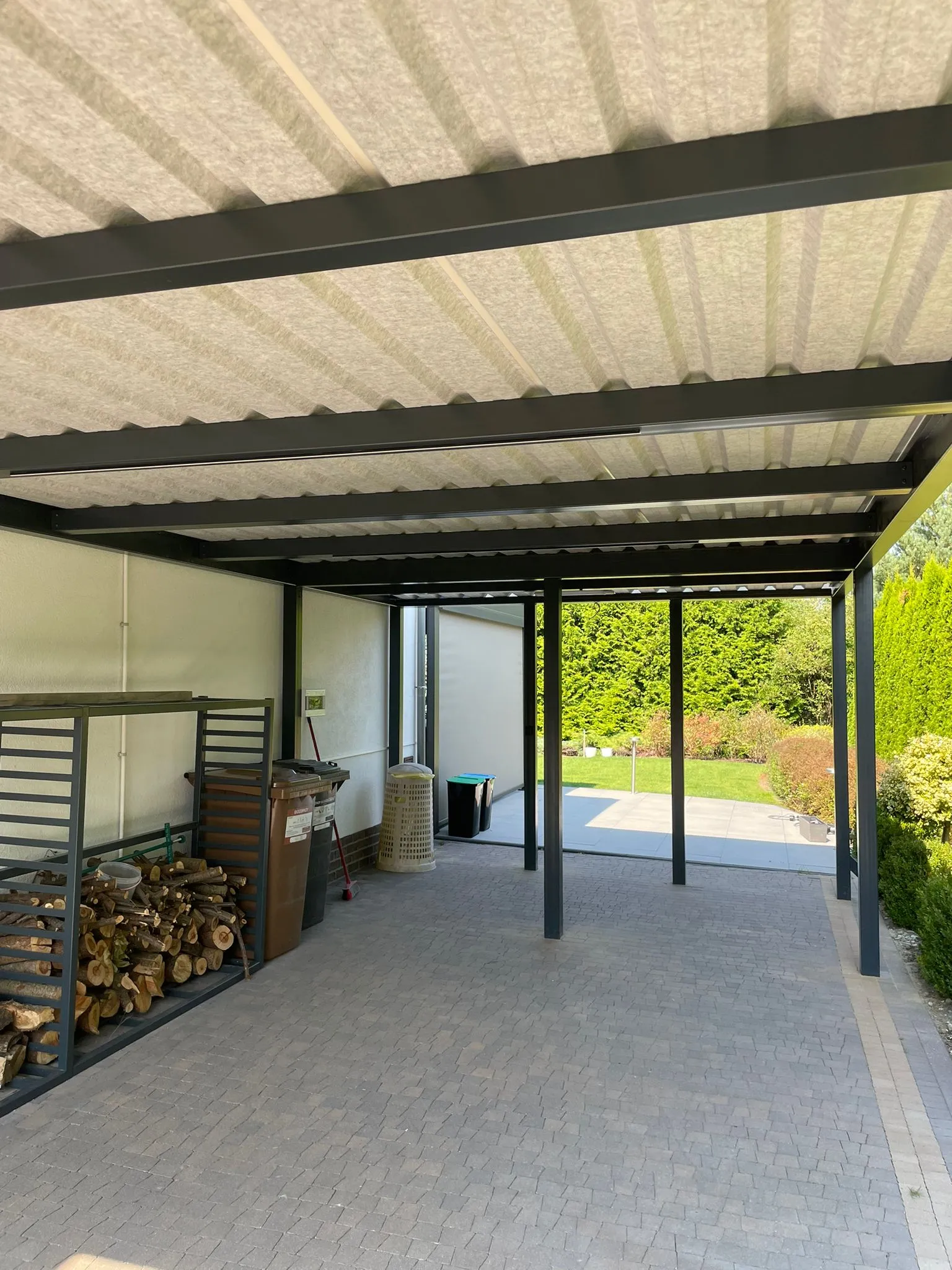 Carport stalowy antracyt wnętrze przy domu - realizacja Gorzów Wlkp. | Stalowy Bechta