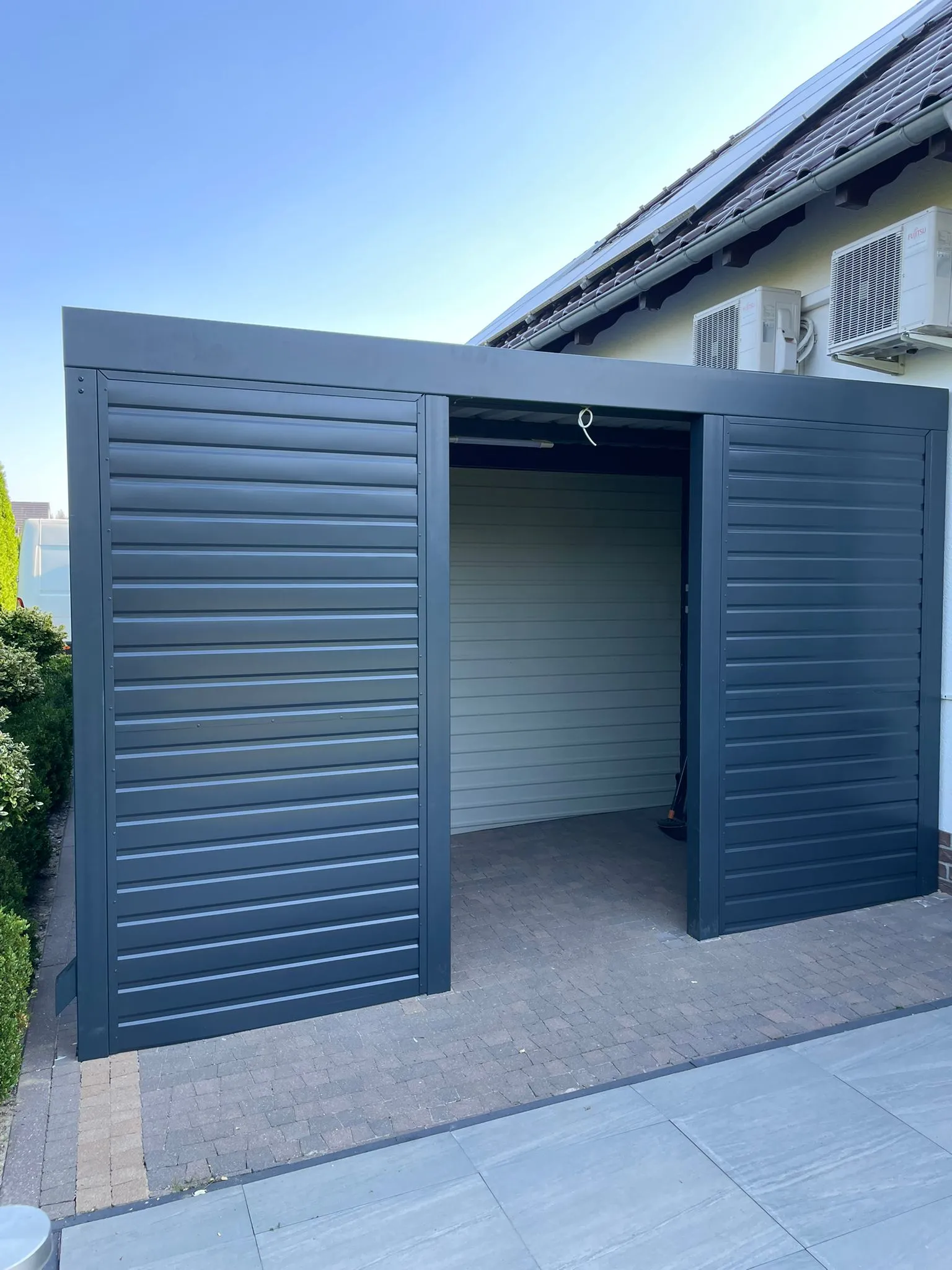 Carport stalowy zabudowa lamelowa antracyt widok boczny - realizacja woj. lubuskie | Stalowy Bechta