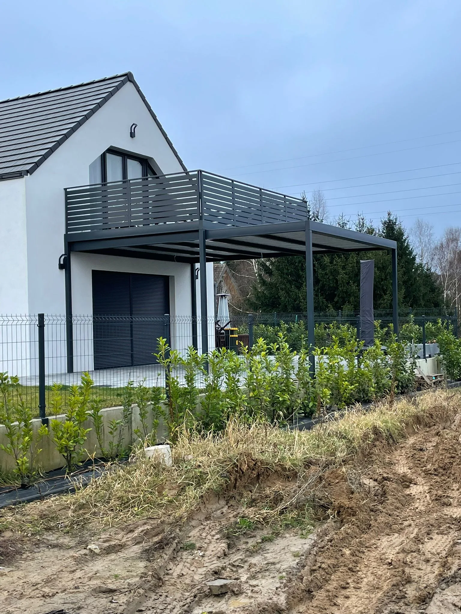 Carport stalowy antracyt z zadaszeniem przy domu - montaż okolice Gorzowa | Stalowy Bechta