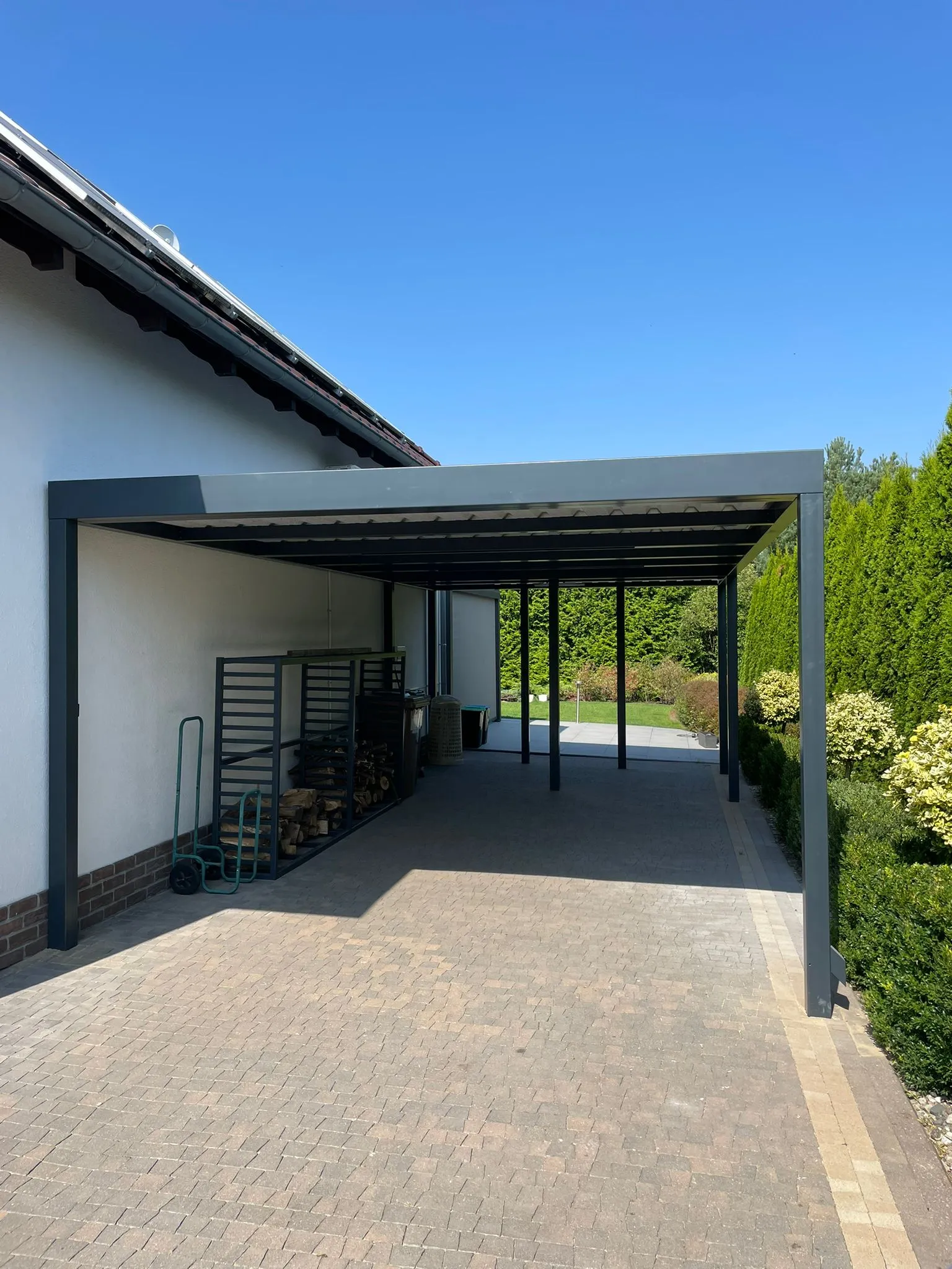 Carport stalowy antracyt detal połączenia z tarasem - Stalowy Bechta Gorzów