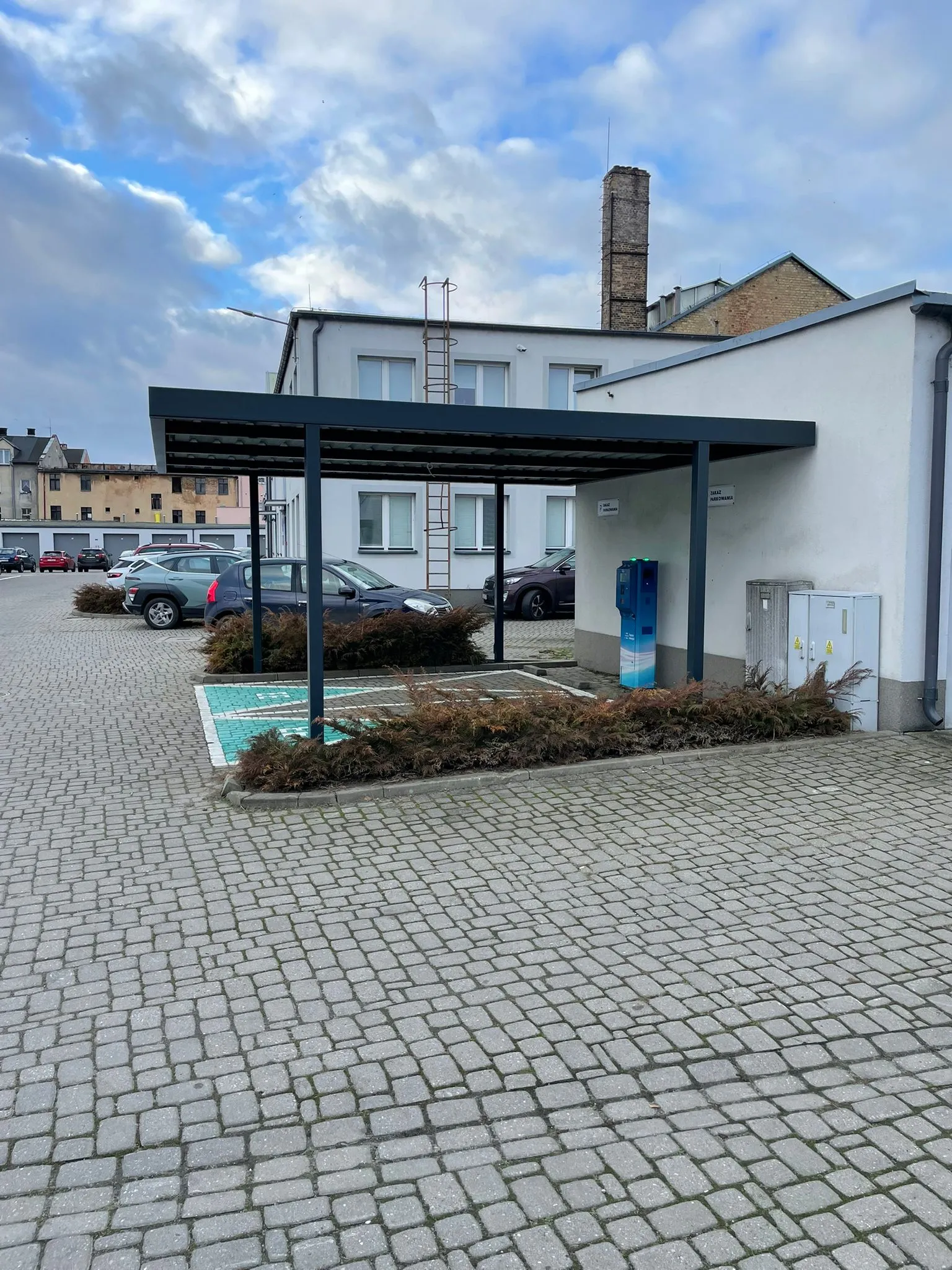 Carport stalowy antracyt wnętrze wiaty garażowej - realizacja woj. lubuskie | Stalowy Bechta